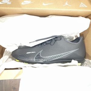 New Nike Vapor cleats size 9 men’s/10.5 women’s
